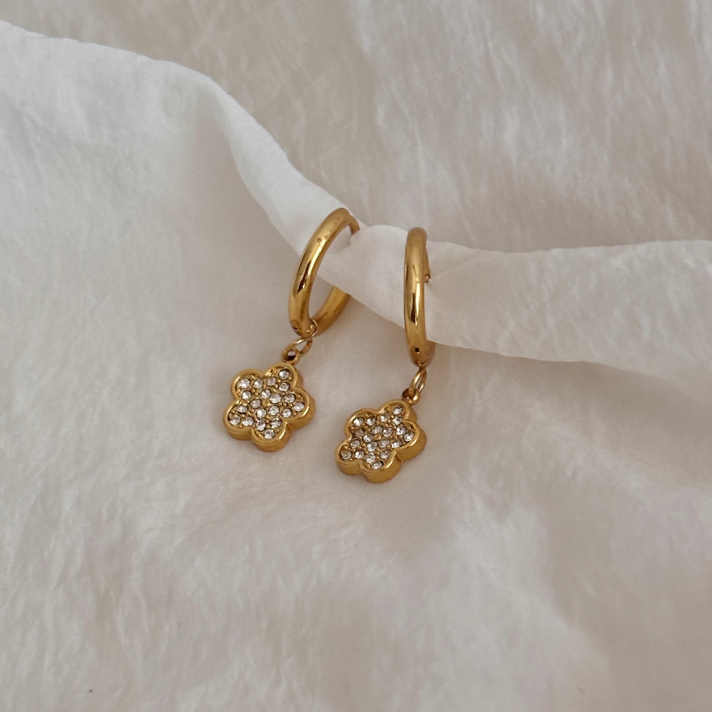 Sparkle clover huggie earrings - 18k gold plated