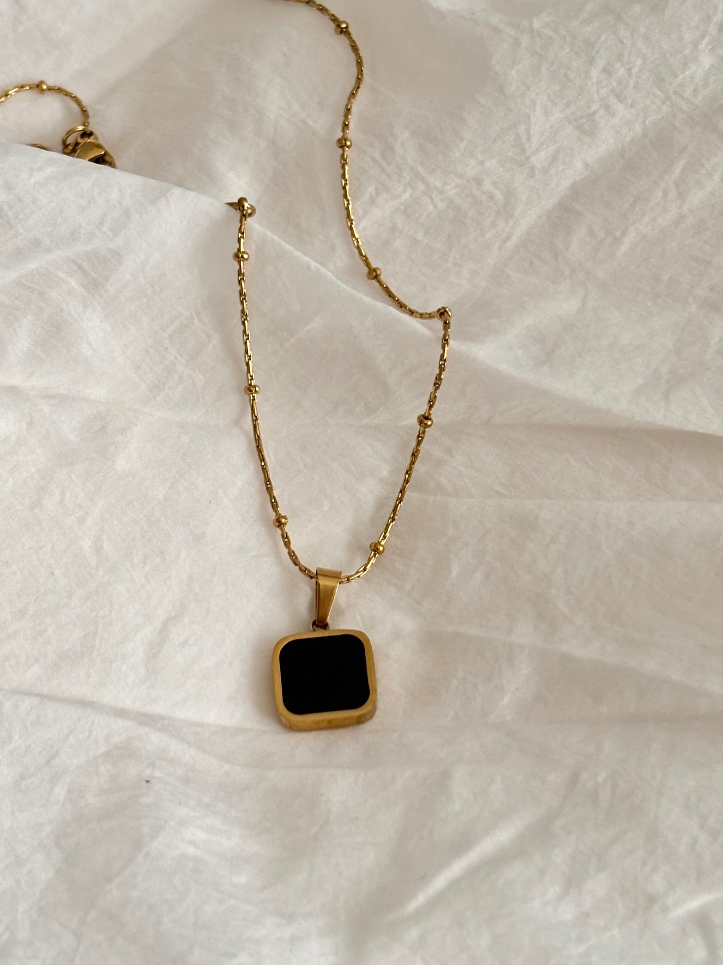 Noir necklace