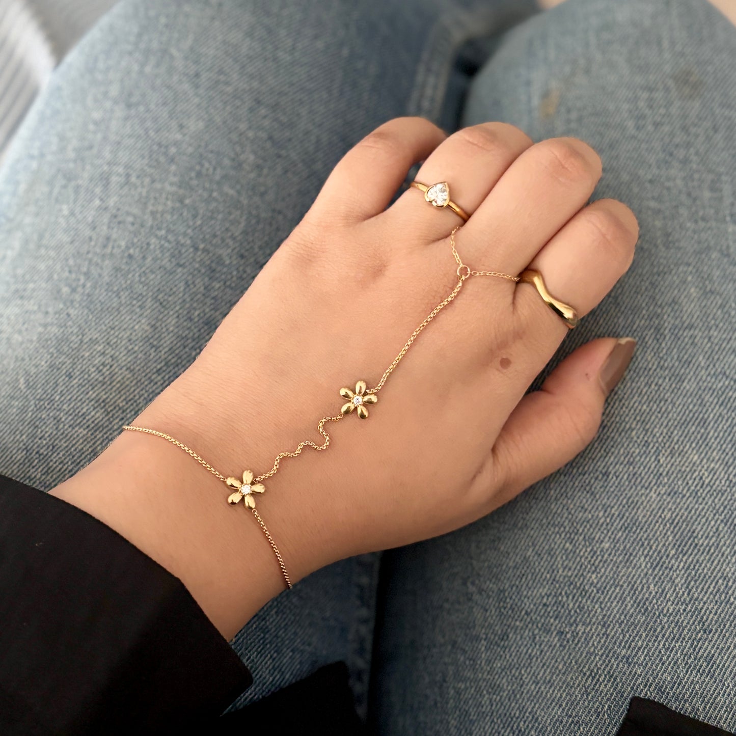 Daisy bloom Handchain - 18k gold plated
