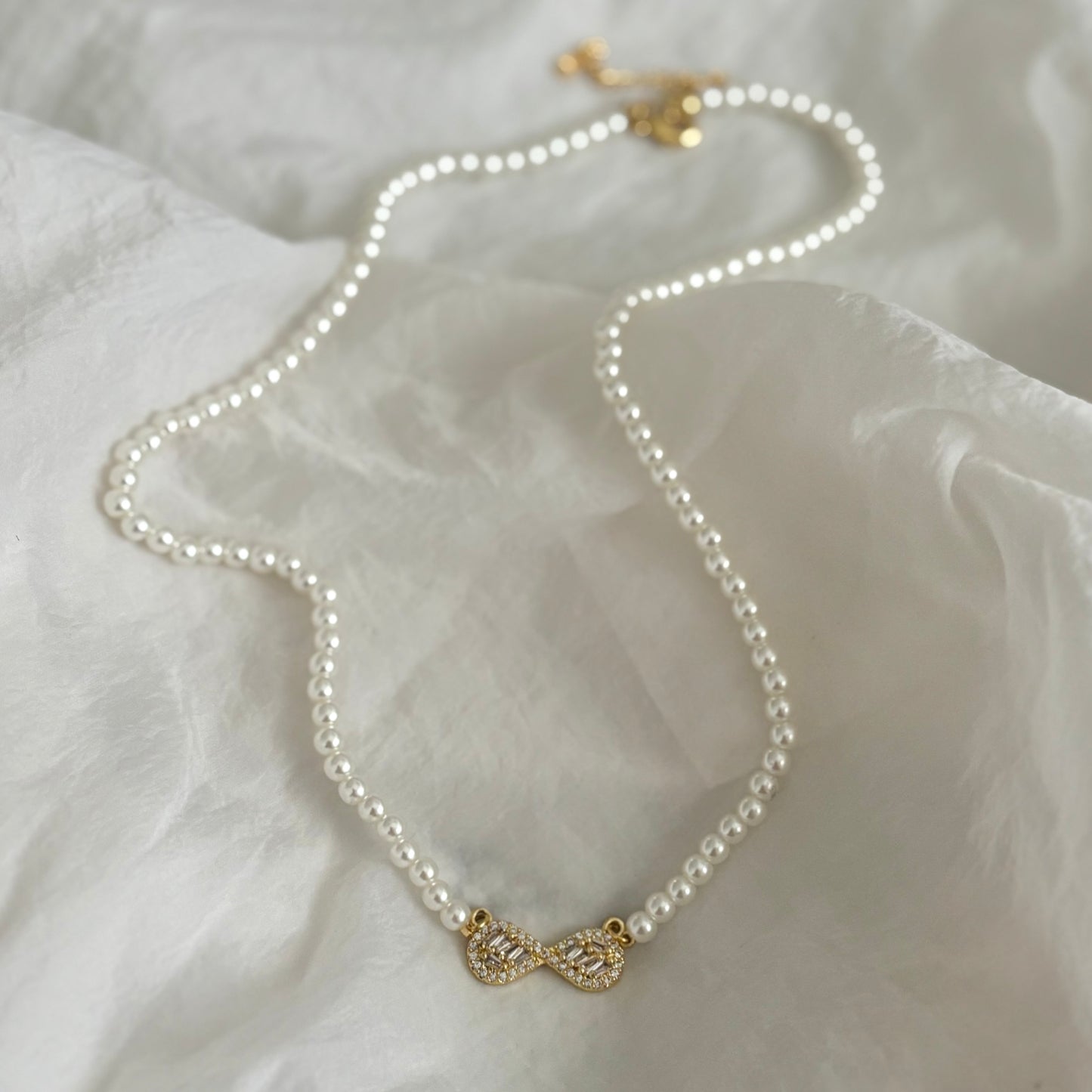 Infinite pearl necklace