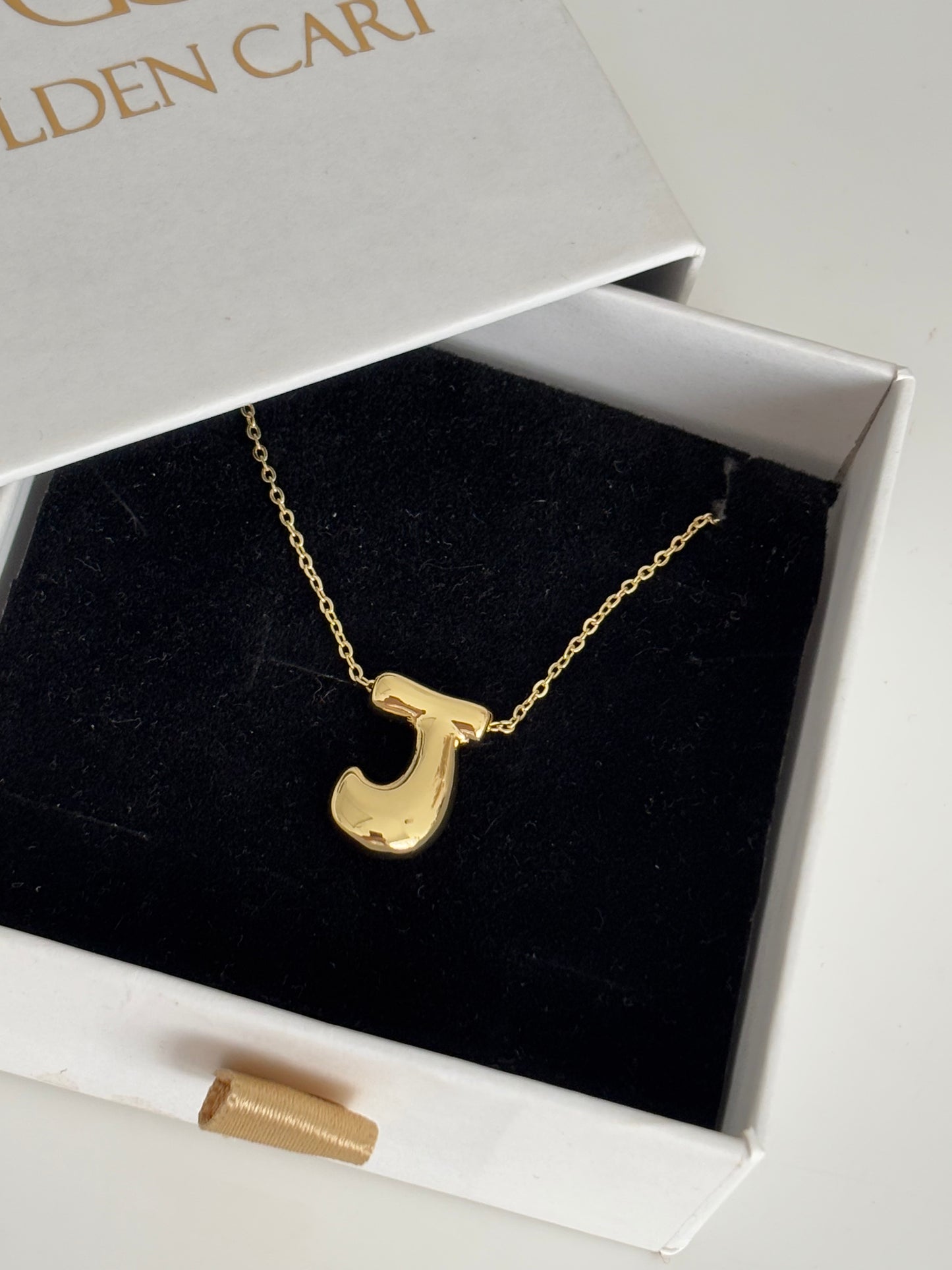 Initial necklace : J