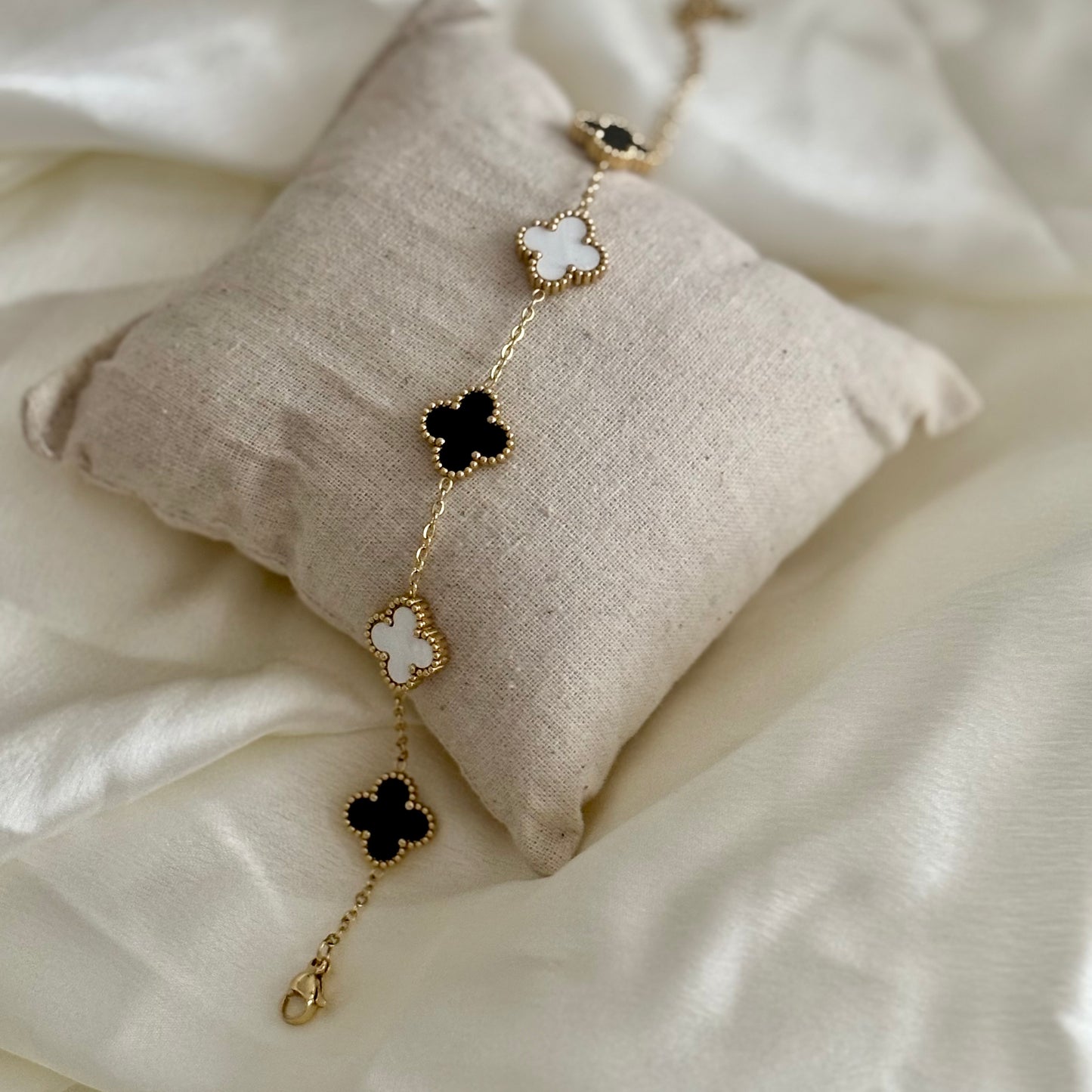 Clovet bracelet - b&w