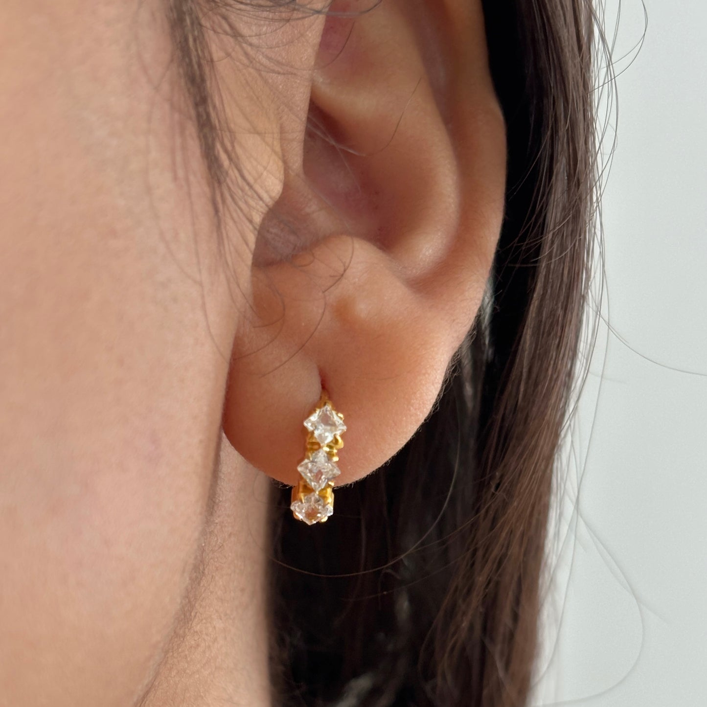 Snowflake huggie earrings - 18k gold plated