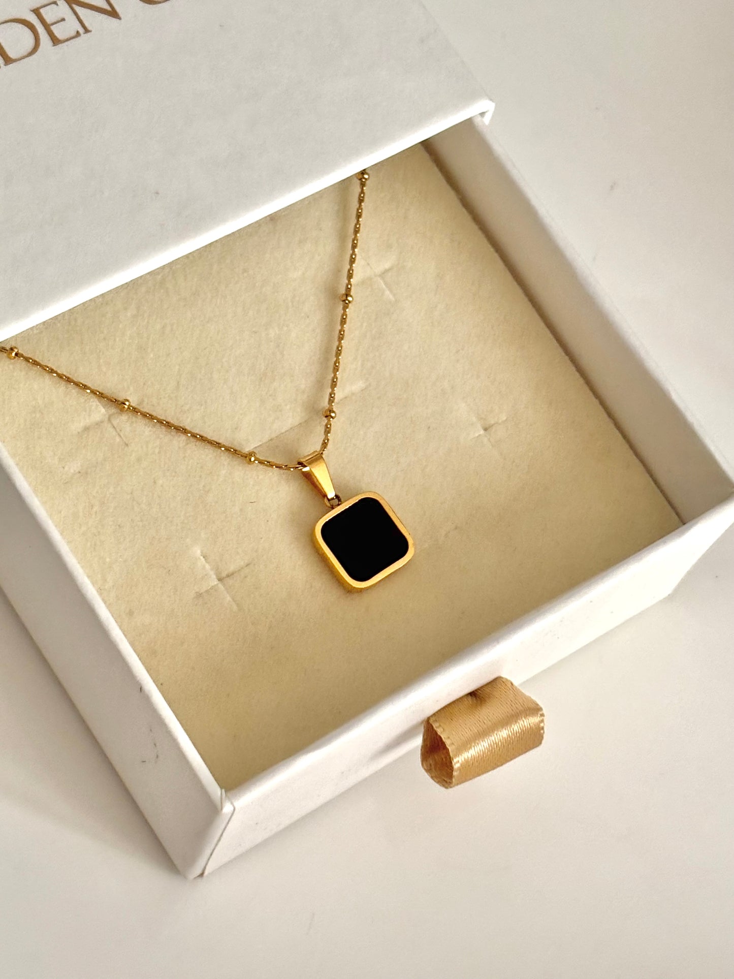 Noir necklace