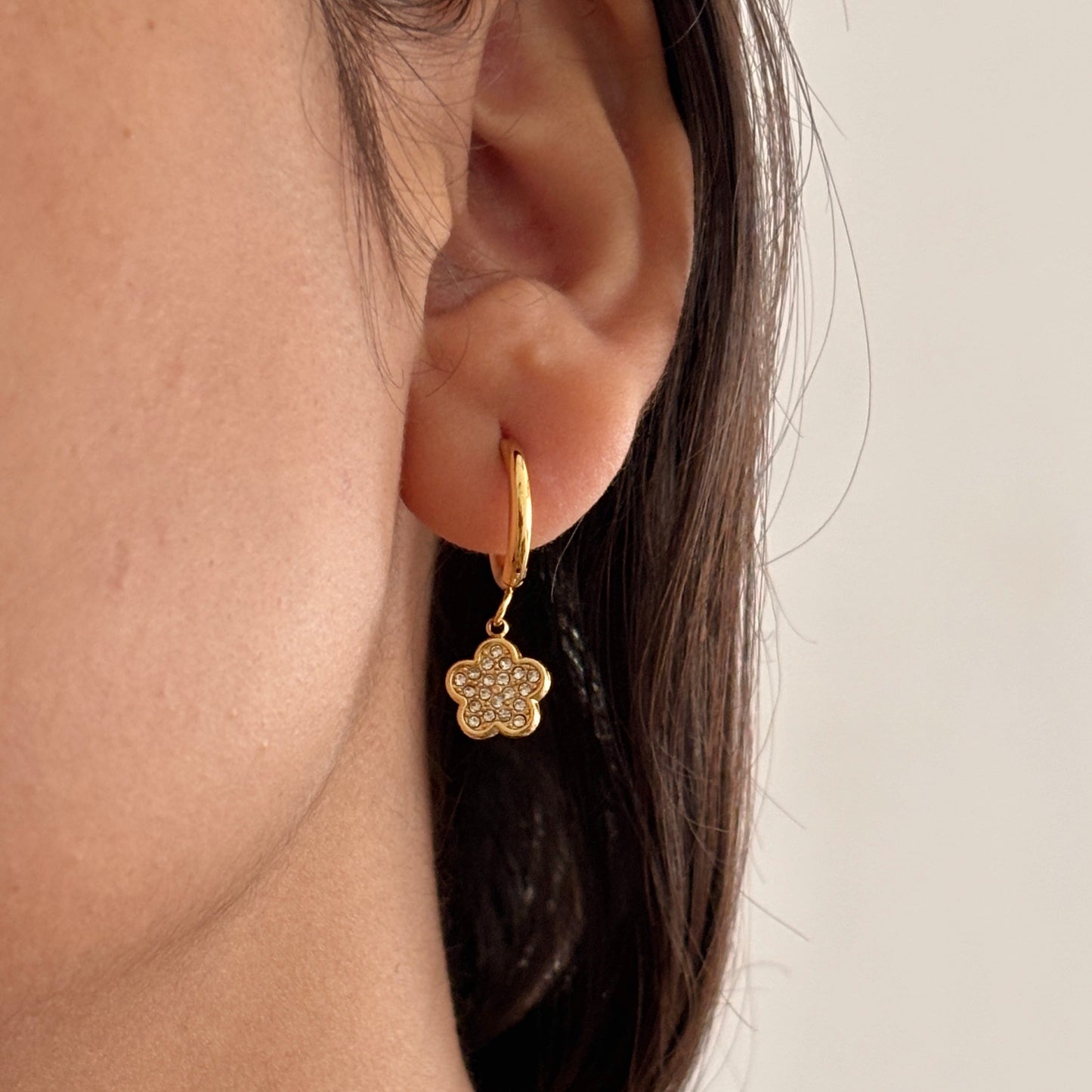 Sparkle clover huggie earrings - 18k gold plated