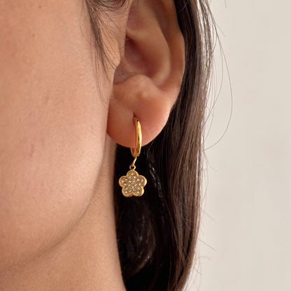 Sparkle flower huggie earrings - 18k gold plated