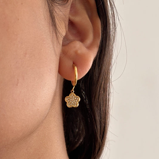 Sparkle clover huggie earrings - 18k gold plated