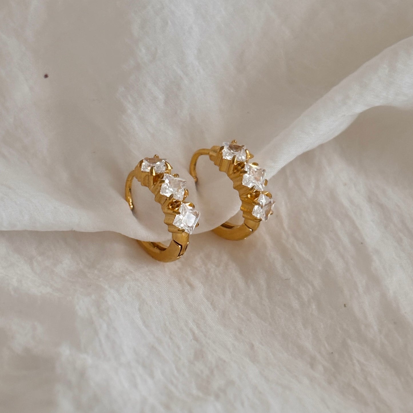 Snowflake huggie earrings - 18k gold plated