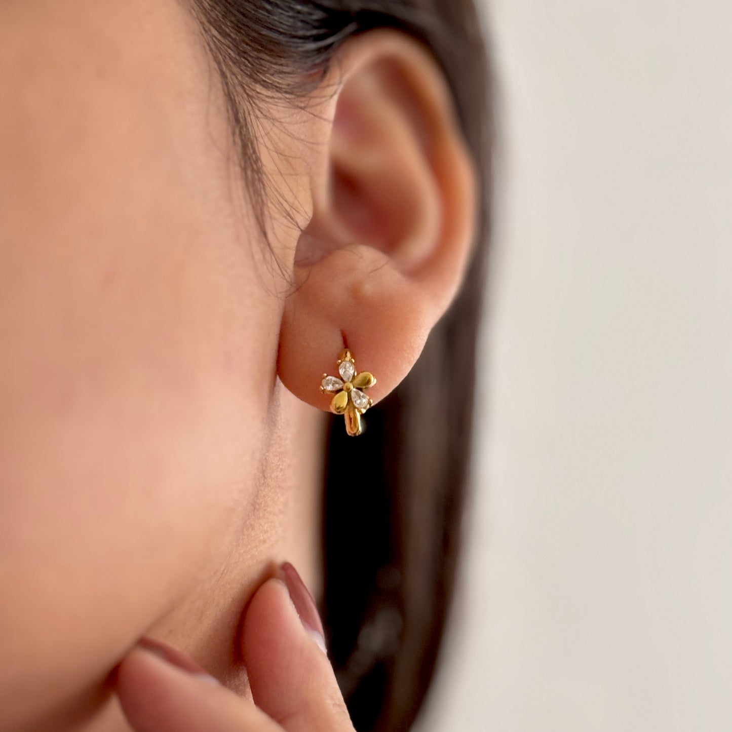 Daisy bloom huggie earrings - 18k gold Plated