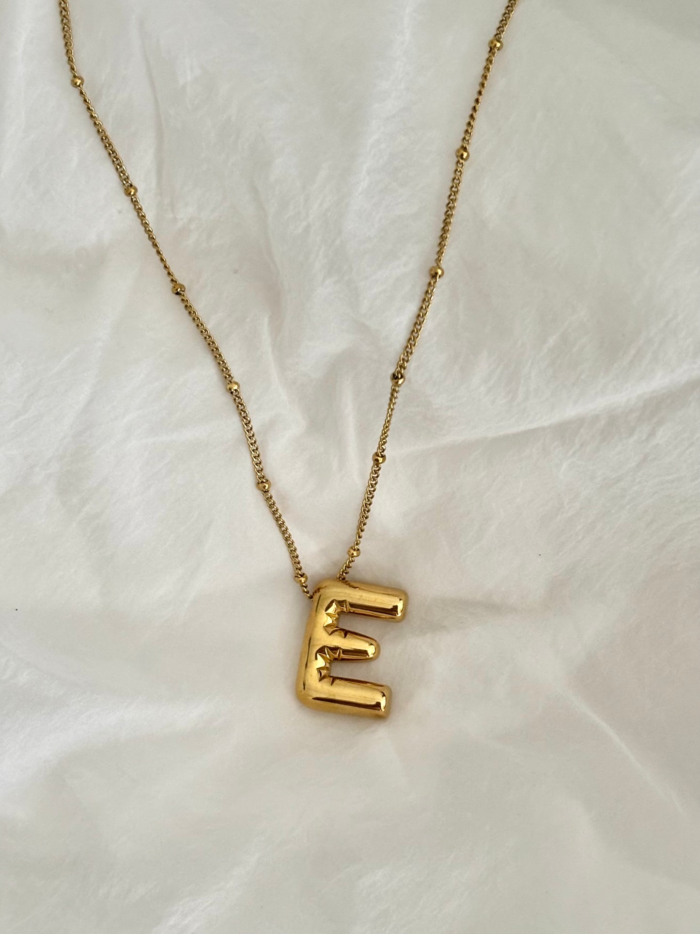 Initial necklace : E