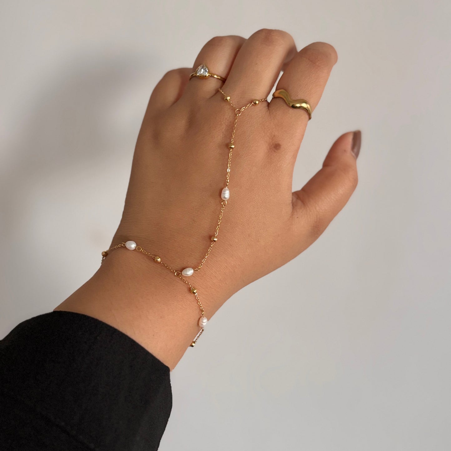 Margo Pearls Handchain - 18k gold plated