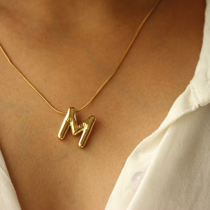 Initial necklace: M - 18k gold plated