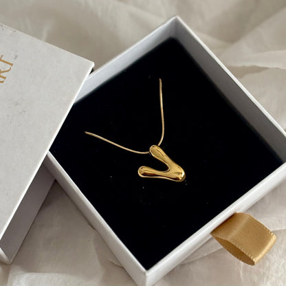 Initial necklace: V - 18k gold plated