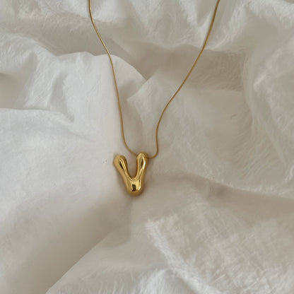 Initial necklace: V - 18k gold plated