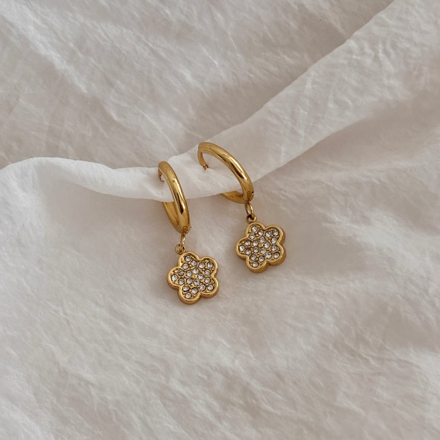 Sparkle clover huggie earrings - 18k gold plated