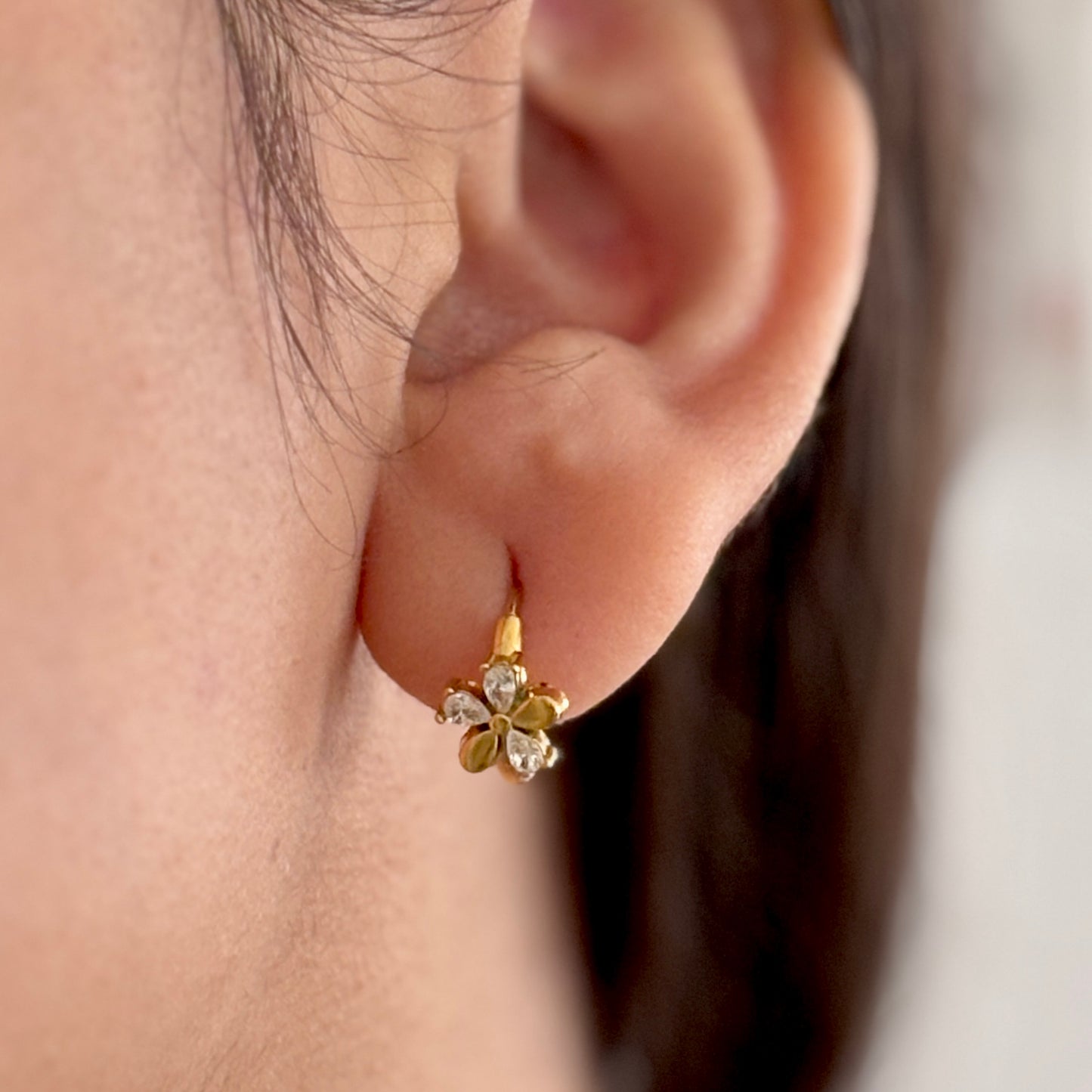 Daisy bloom huggie earrings - 18k gold Plated