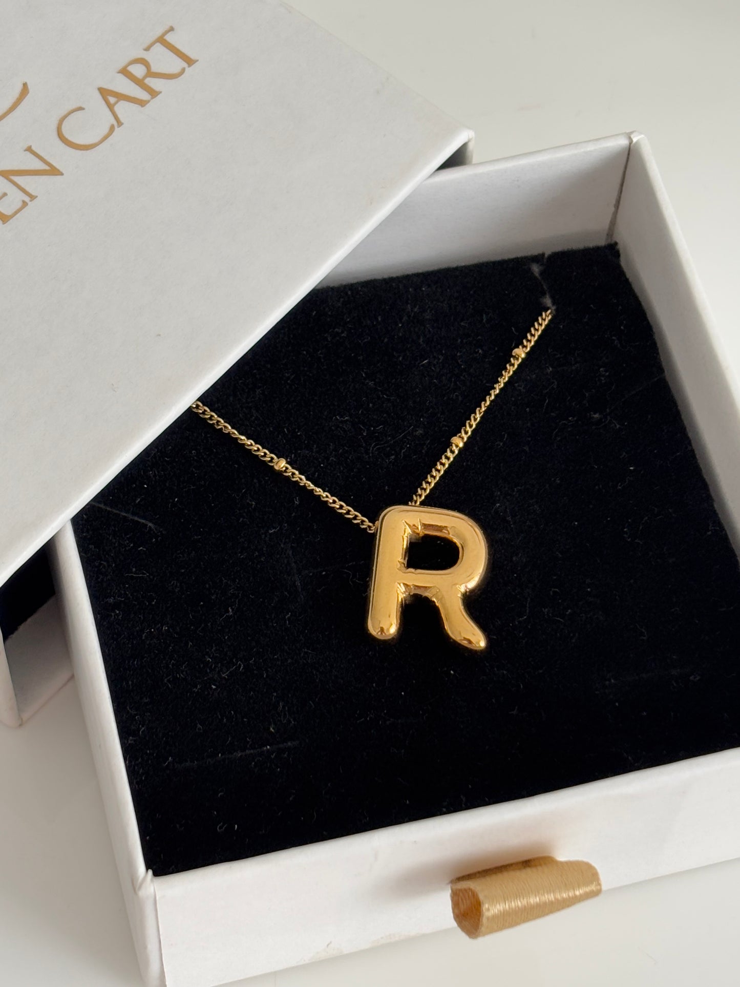 Initial necklace : R