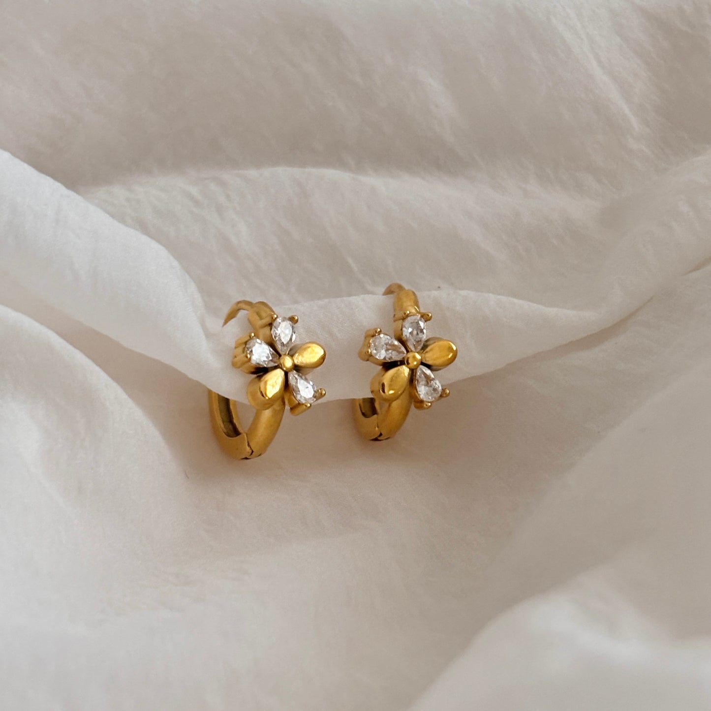 Daisy bloom huggie earrings - 18k gold Plated